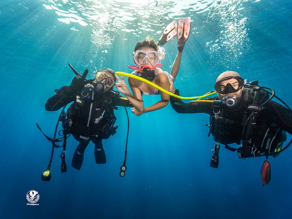 Ragazza durante un’esperienza subacquea all’Isola d’Elba con due istruttori diving